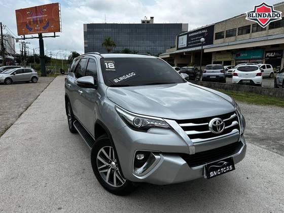 TOYOTA HILUX SW4 2.8 SRX 4X4 7 LUGARES 16V TURBO INTERCOOLER DIESEL 4P AUTOMÁTICO TOYOTA HILUX SW4 2.8 SRX 4X4 7 LUGARES 16V TURBO INTERCOOLER DIESEL 4P AUTOMÁTICO